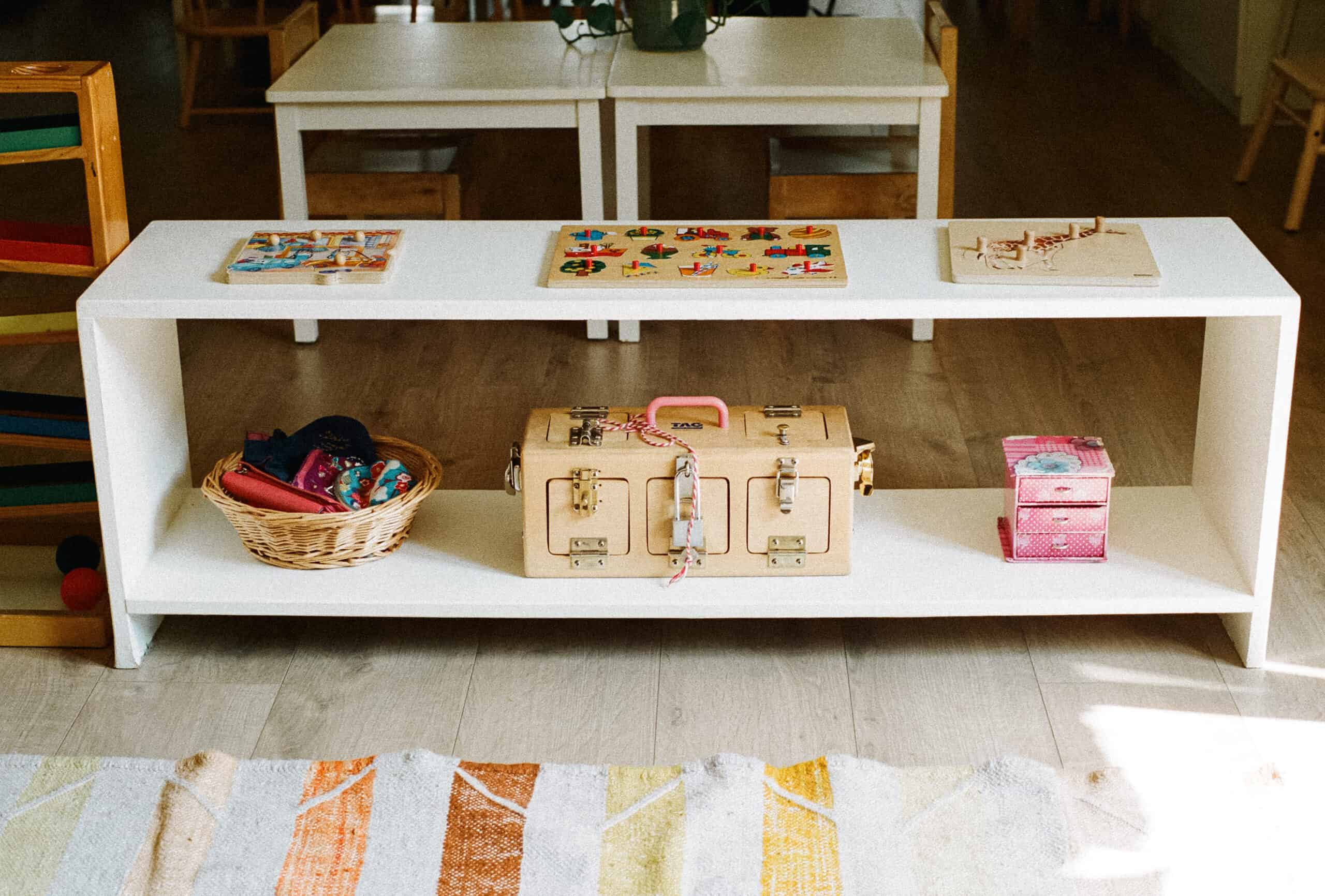 Montessori shelf for toddlers